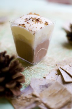 Poire fraîche et mousse chocolat noir et blanc